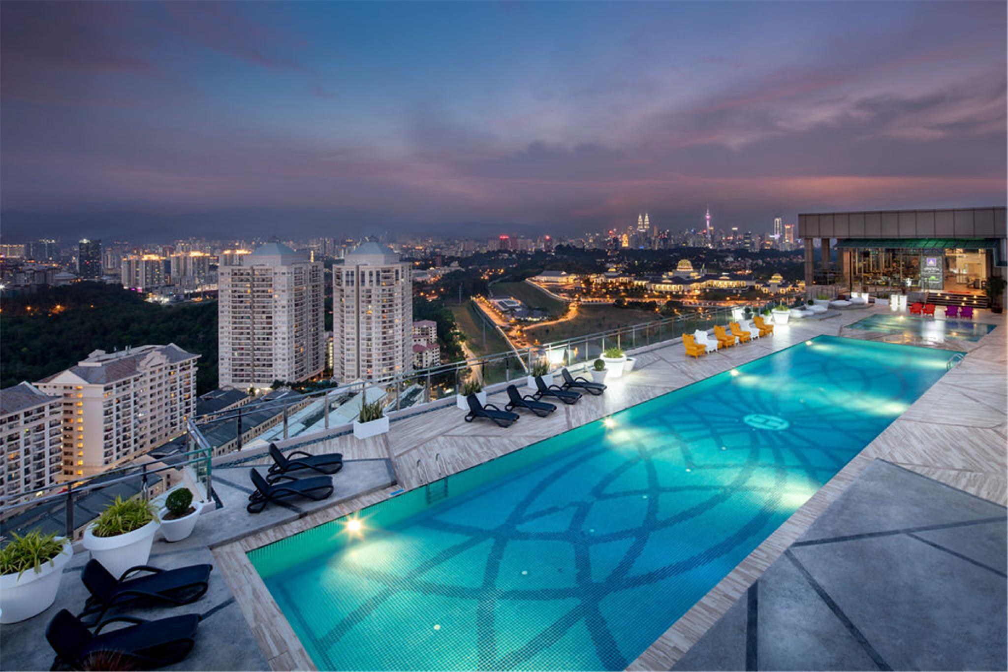 Dorsett Hartamas Kuala Lumpur Hotel Ngoại thất bức ảnh Infinity pool at the rooftop of the hotel